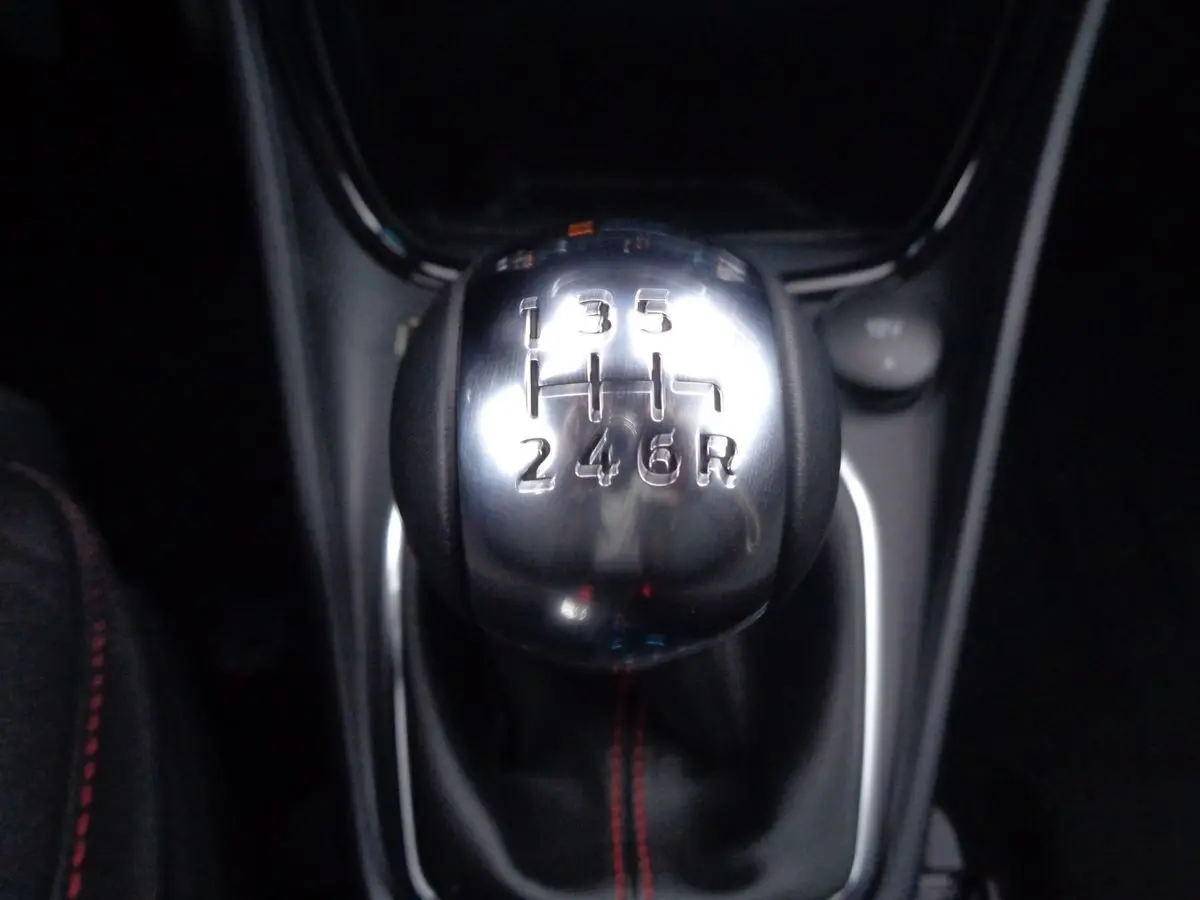 Le levier de vitesses manuel en métal brossé du Ford Puma 1.0 EcoBoost MHEV 125ch ST-Line blanc, vue rapprochée intérieure.