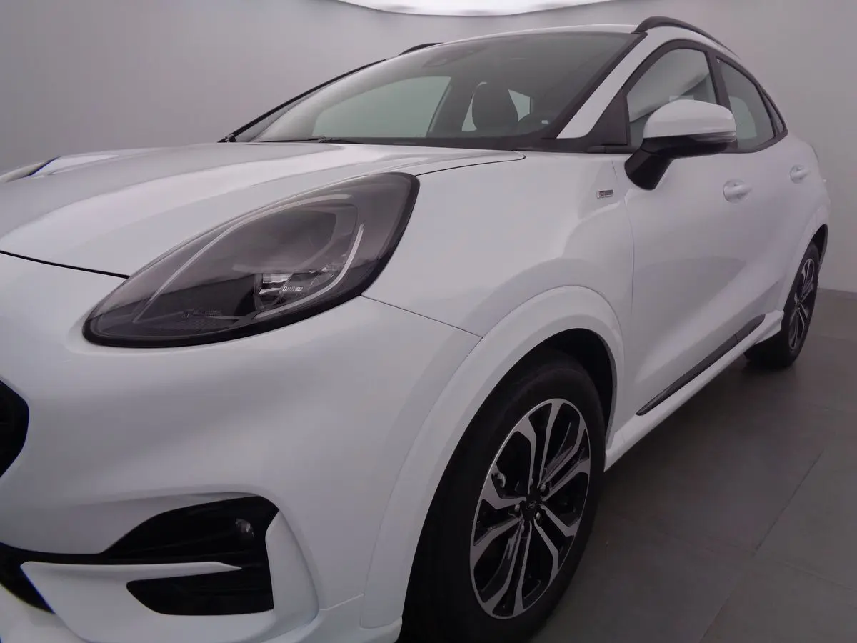 Vue 3/4 avant droit d'un Ford Puma blanc avec jantes alliage bicolores et détails noirs contrastants.