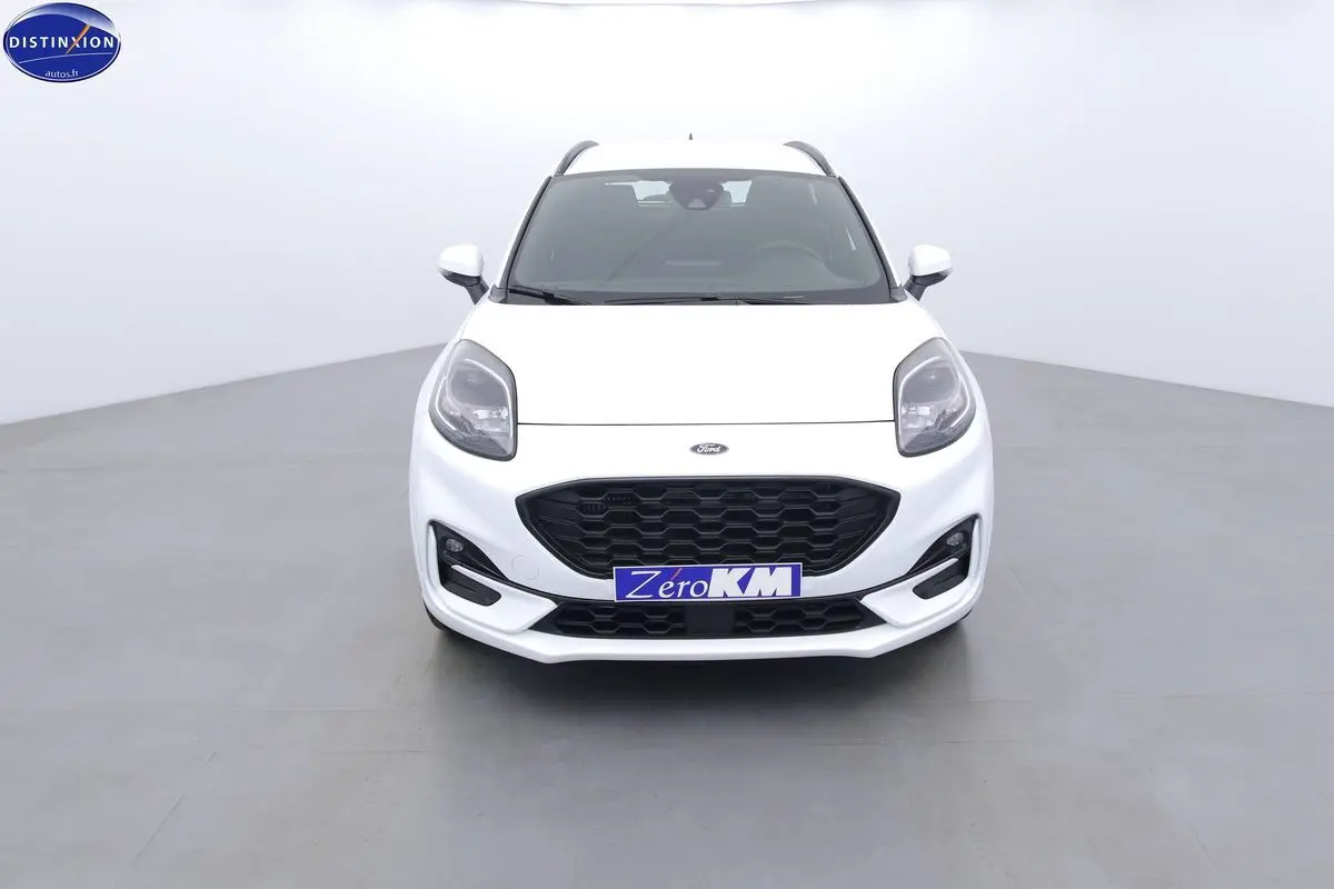 Vue frontale d'un Ford Puma blanc 2022 avec calandre noire et plaque "Zero KM" visible.