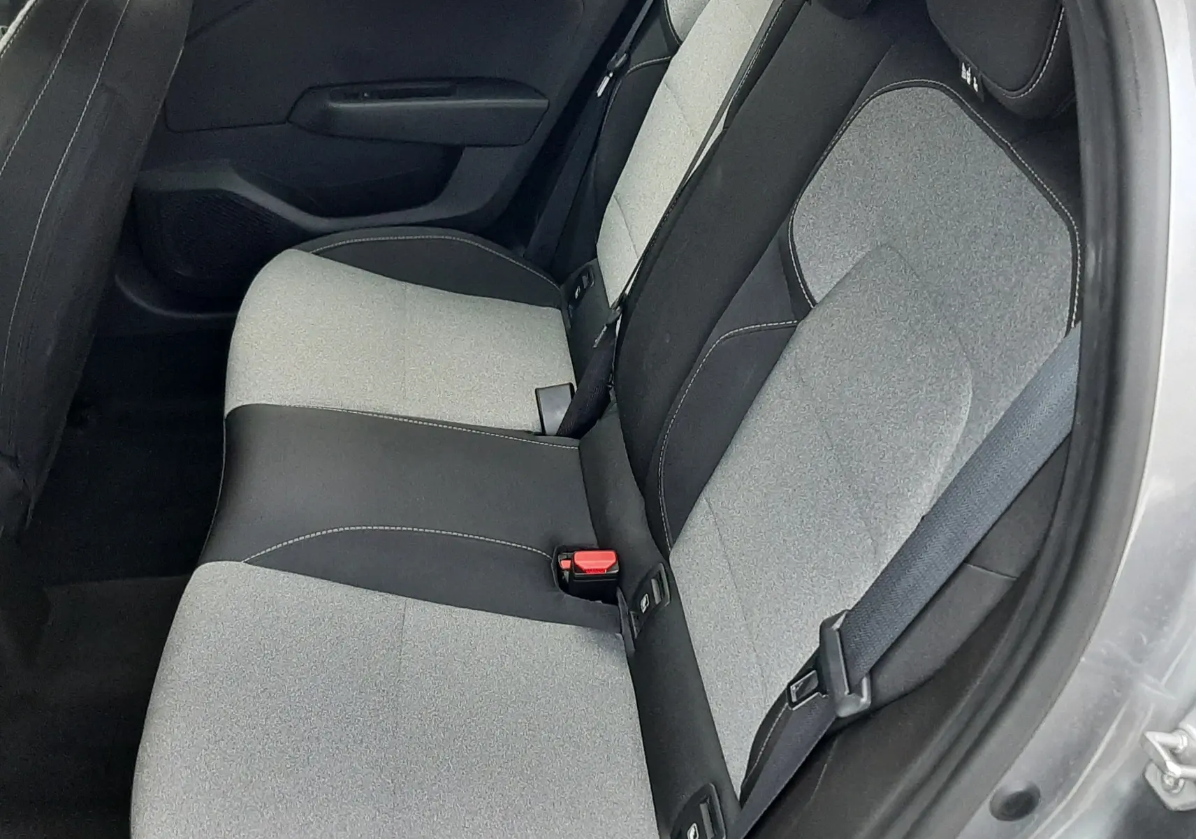 Vue intérieure côté droit des sièges arrière gris clair et noir de la Renault Clio V TCE 90ch Evolution 2025.