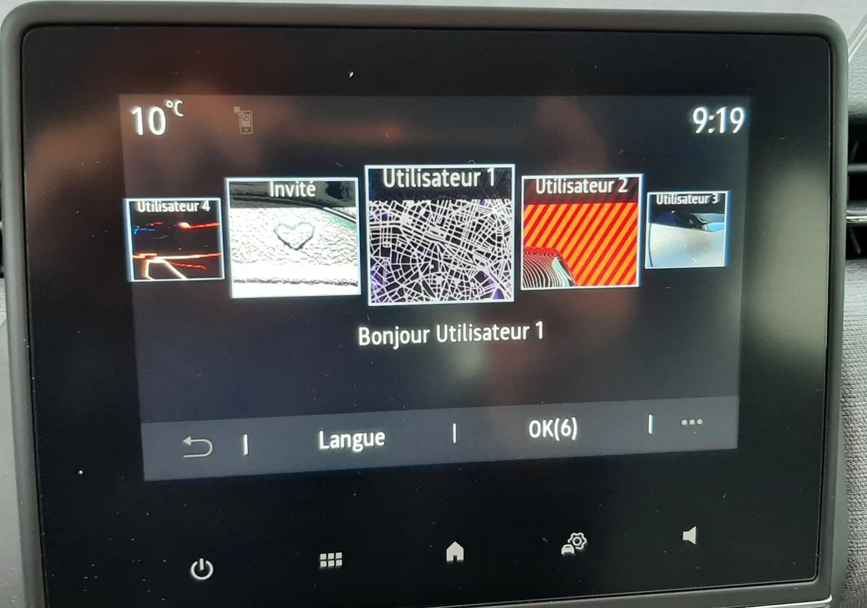 Écran tactile central de la Renault Clio V gris schiste, affichant les profils utilisateurs et la température extérieure.