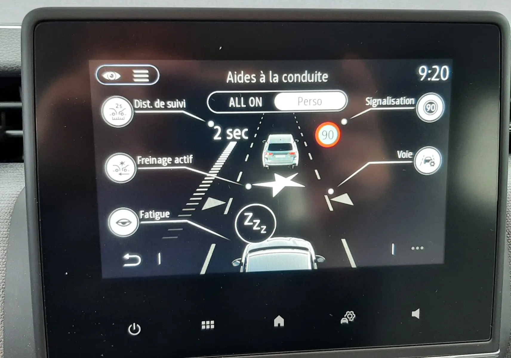 Écran central de la Renault Clio V TCE 90ch Evolution montrant les aides à la conduite avec interface claire et icônes visibles.