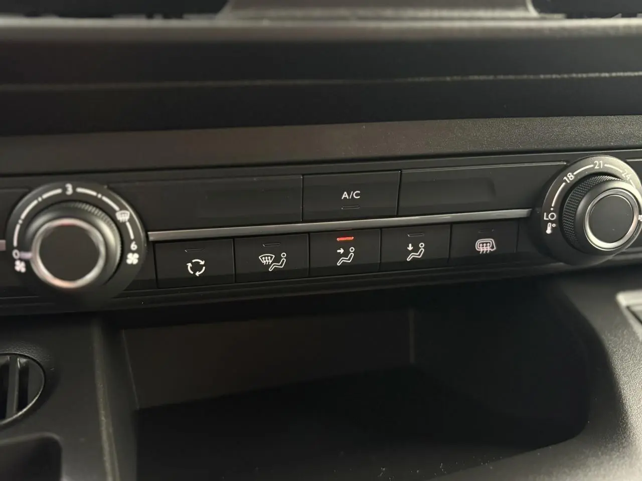 Panneau de commandes de climatisation manuelle du Citroën Berlingo Van XL noir, vue rapprochée du tableau de bord central.