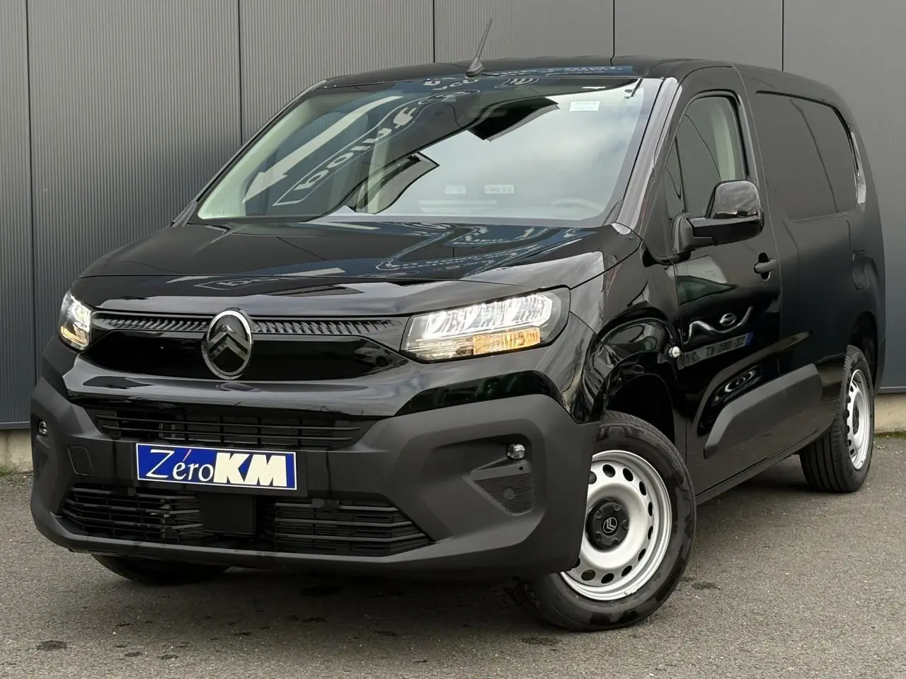 Vue 3/4 avant d'un Citroën Berlingo Van XL noir Perla avec jantes tôle grises et calandre noire brillante.