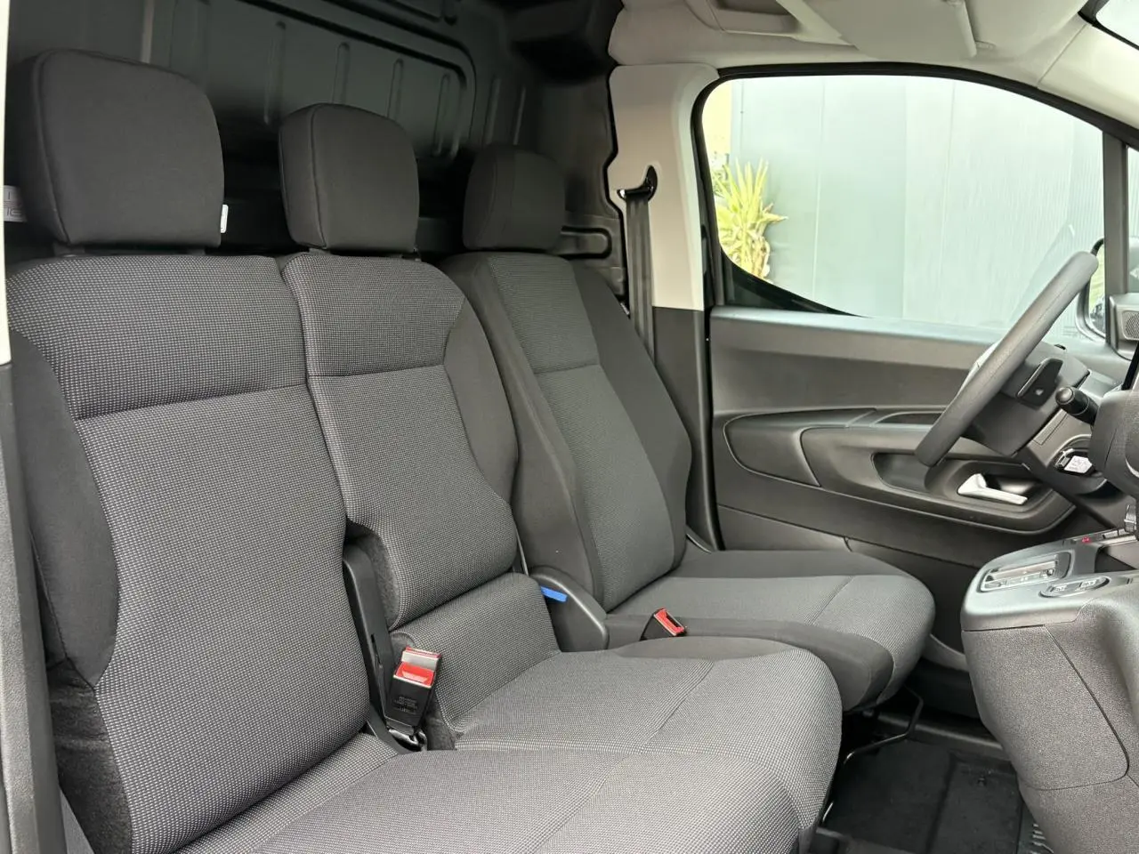 Intérieur du Citroën Berlingo Van XL 2025, vue côté conducteur sur la banquette passager 2 places grise.