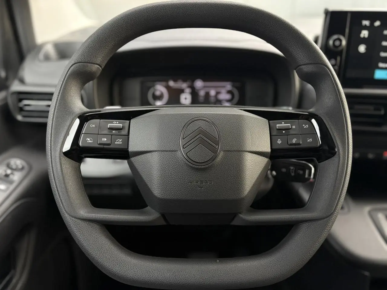 Volant multifonctions noir avec logo Citroën, vue frontale de l'intérieur du Berlingo Van XL 2025.
