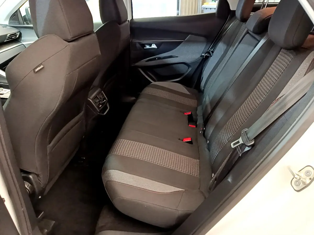 Vue intérieure côté droit sur la banquette arrière noire à motifs du Peugeot 3008 blanc, version Active Business 2020.