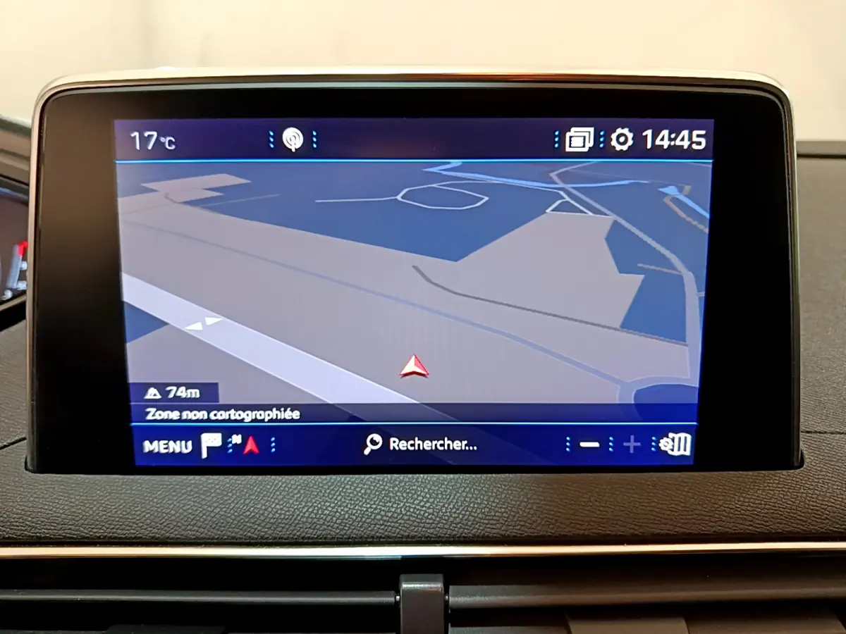 Écran tactile du système de navigation 3D du Peugeot 3008 blanc, vue rapprochée du tableau de bord.