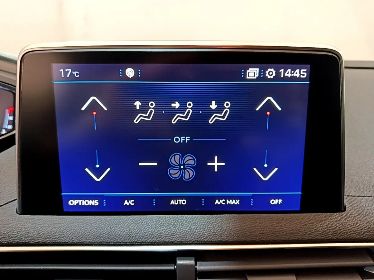 Écran tactile central affichant les commandes de climatisation du Peugeot 3008 2020, intérieur noir.