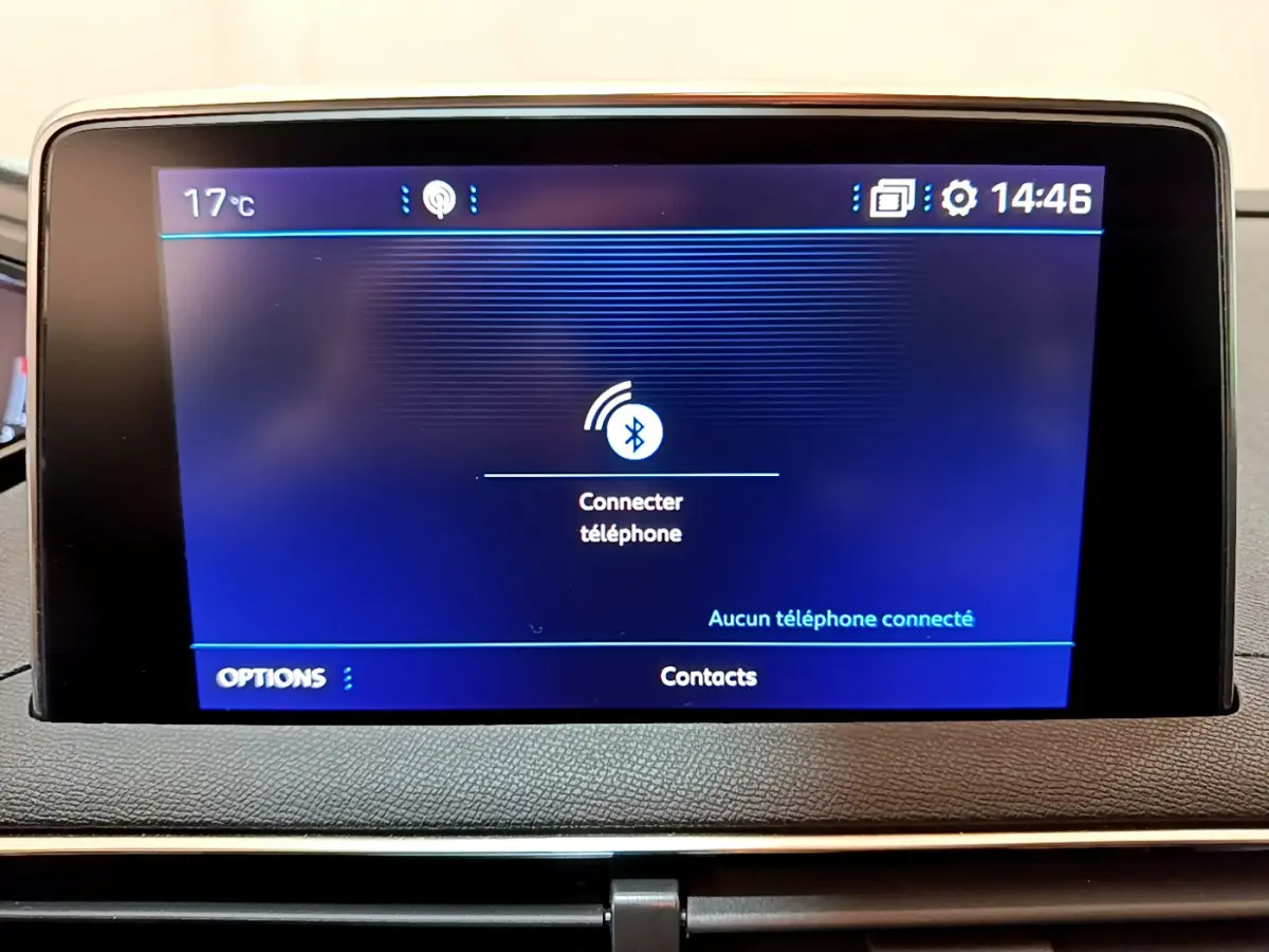 Écran tactile central bleu affichant la connexion Bluetooth dans l'habitacle du Peugeot 3008 blanc de 2020.