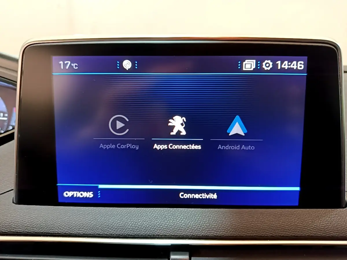 Écran tactile central du Peugeot 3008 blanc 2020 affichant les options Apple CarPlay et Android Auto en mode connectivité.