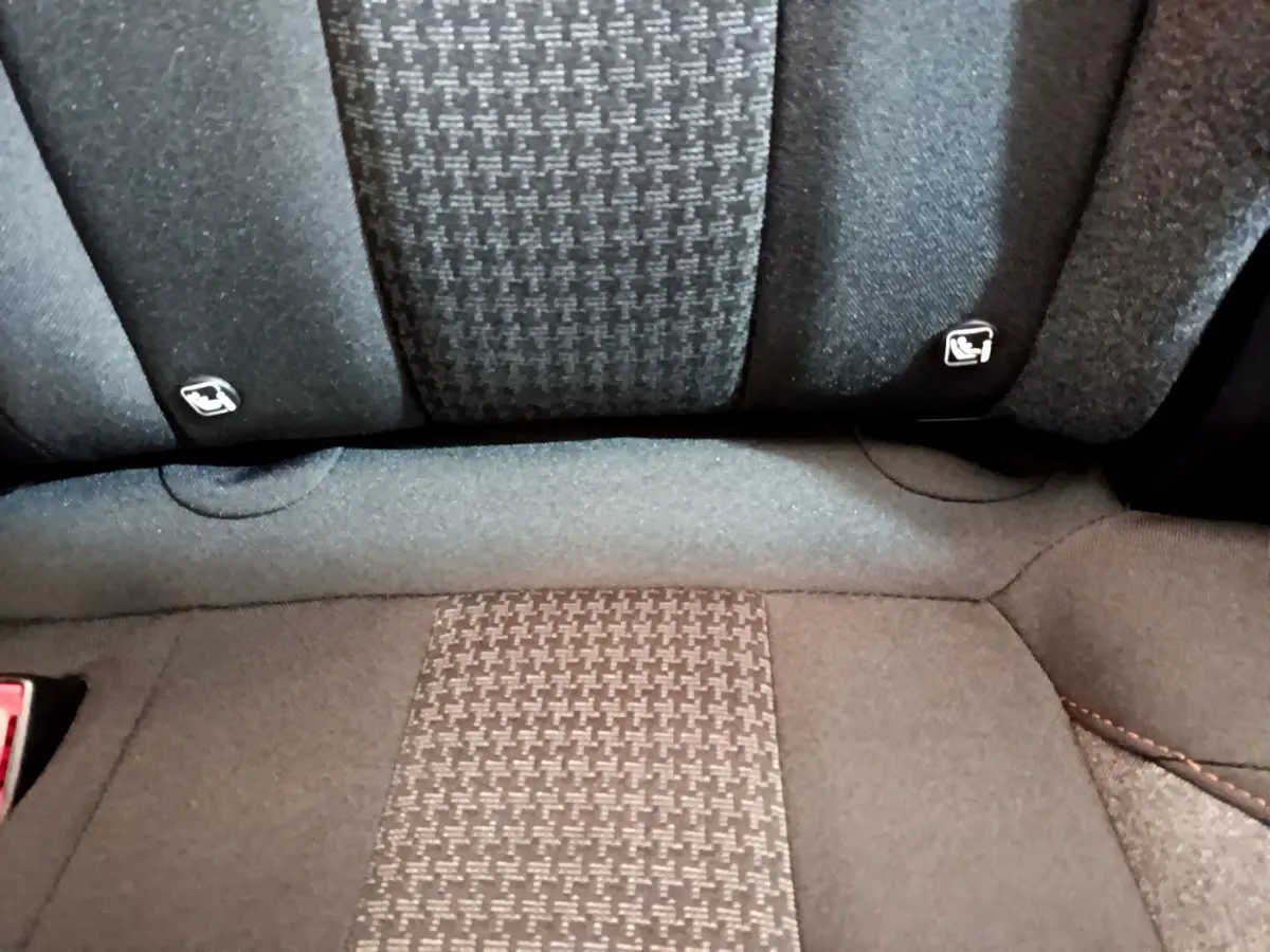 Gros plan sur la banquette arrière noire du Peugeot 3008 2020 avec fixation Isofix visible sur les côtés.