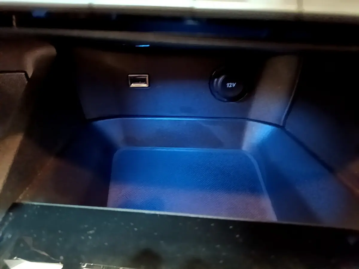 Prise USB et prise 12V dans le rangement avant du Peugeot 3008 blanc version BlueHDi 130 S&S EAT8 Active Business.