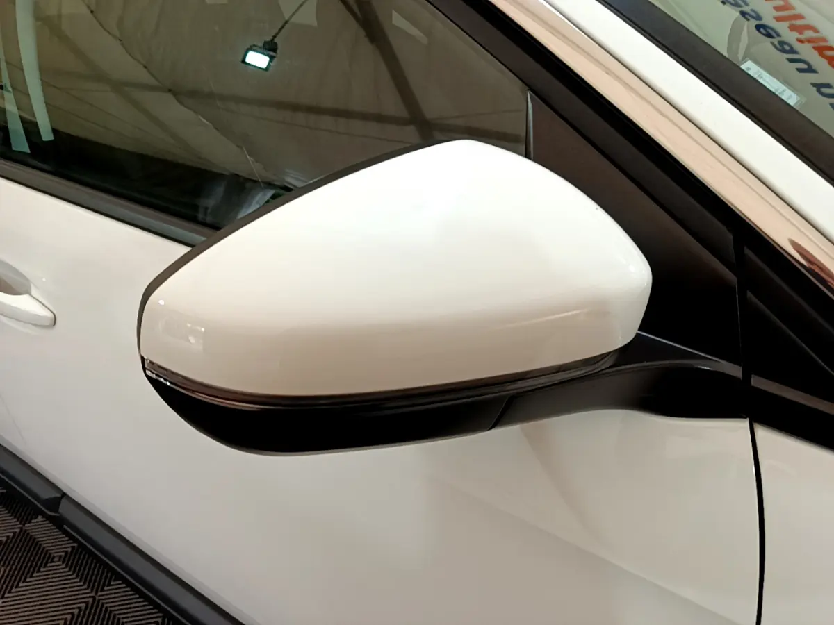 Rétroviseur droit blanc en gros plan sur Peugeot 3008 2020, avec carrosserie blanche visible en arrière-plan.