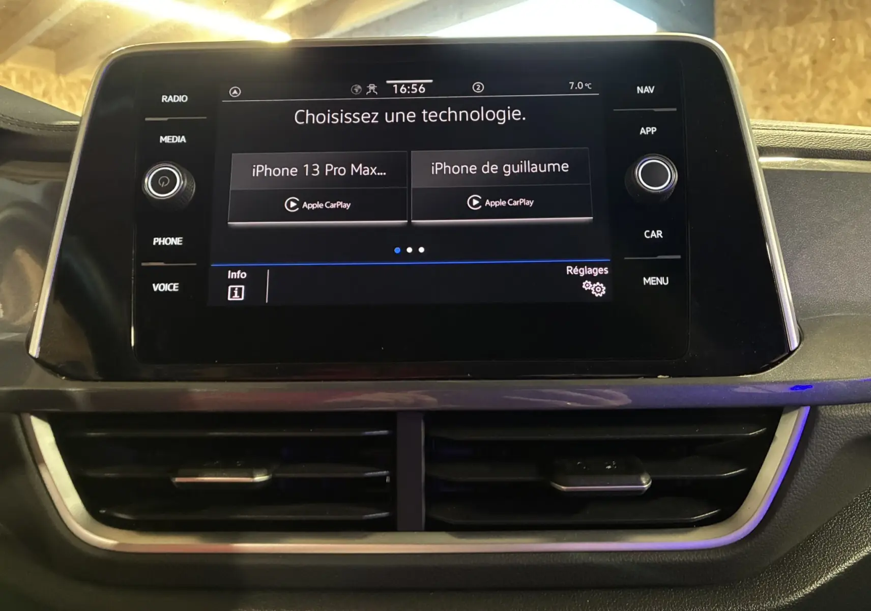 Écran tactile central du Volkswagen T-Roc 2023 affichant le choix de connexion Apple CarPlay, avec commandes autour.