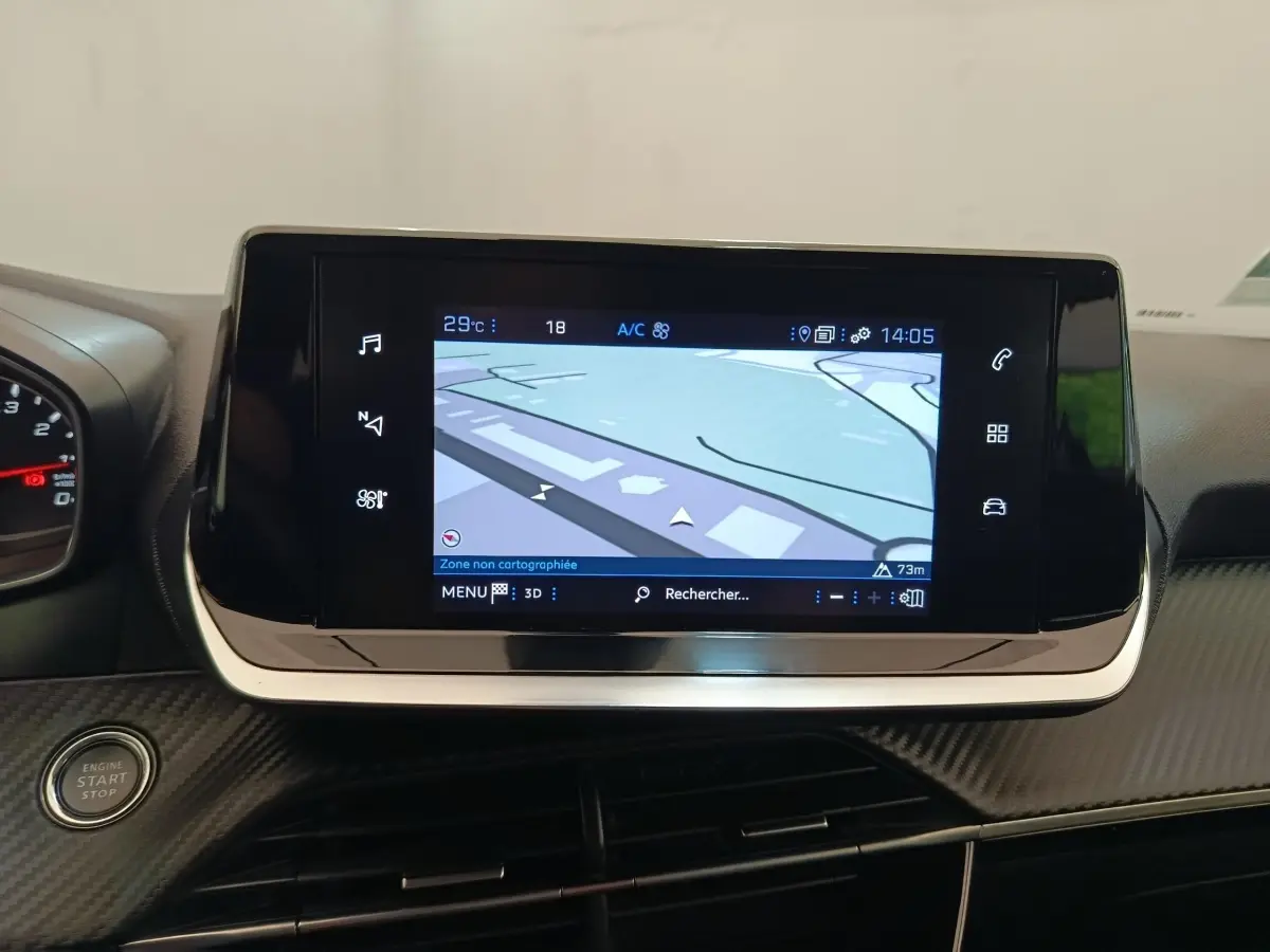 Écran tactile central du tableau de bord de la Peugeot 2008 PureTech 100, affichant la navigation GPS.
