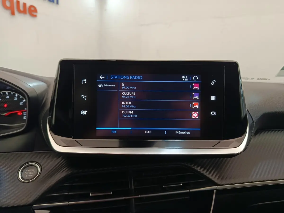 Écran tactile central affichant les stations radio dans l'habitacle du Peugeot 2008 PureTech 100 S&S Allure Pack.