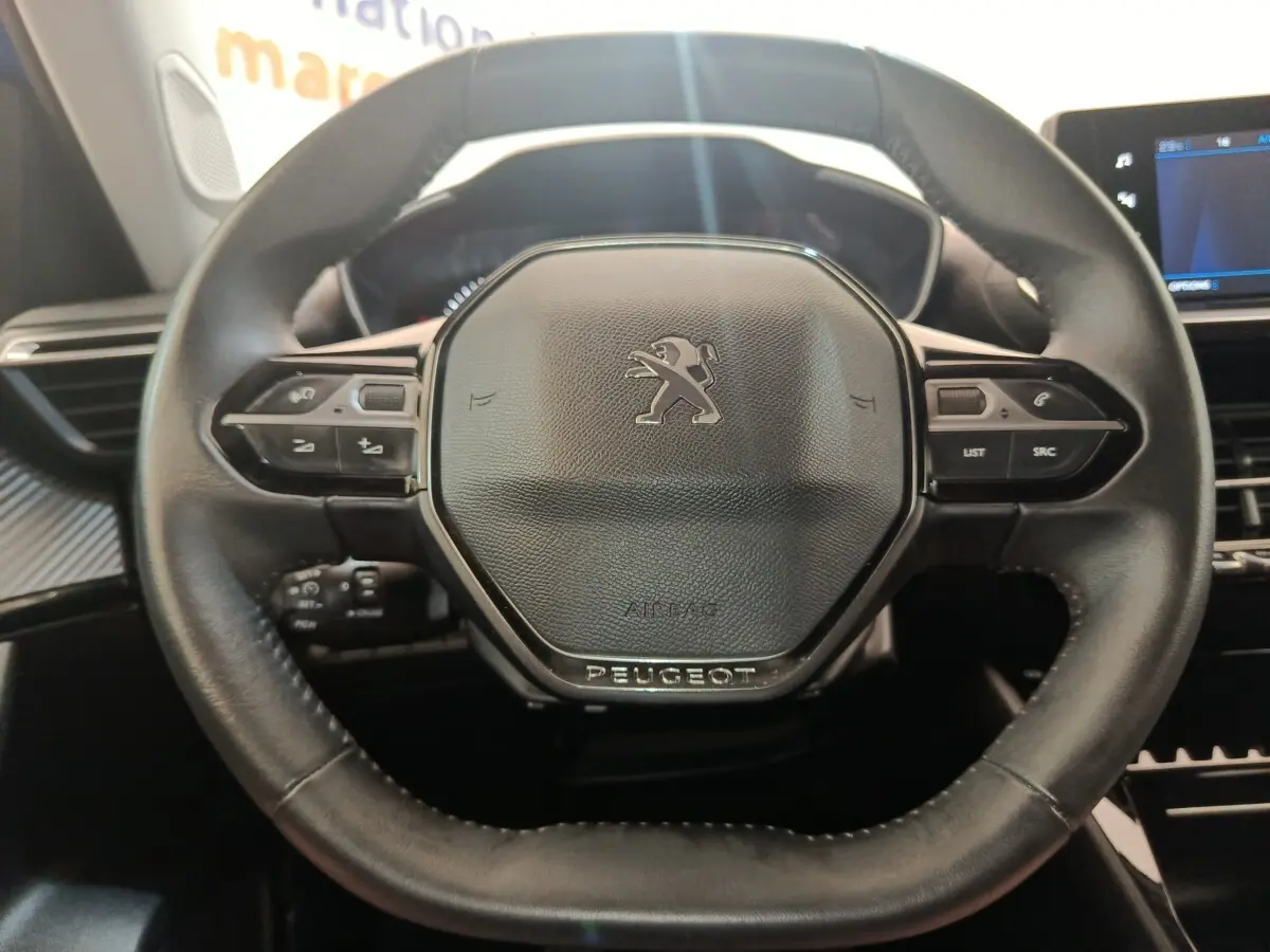 Volant cuir noir multifonctions de Peugeot 2008 PureTech 100 S&S Allure Pack, vue frontale rapprochée.