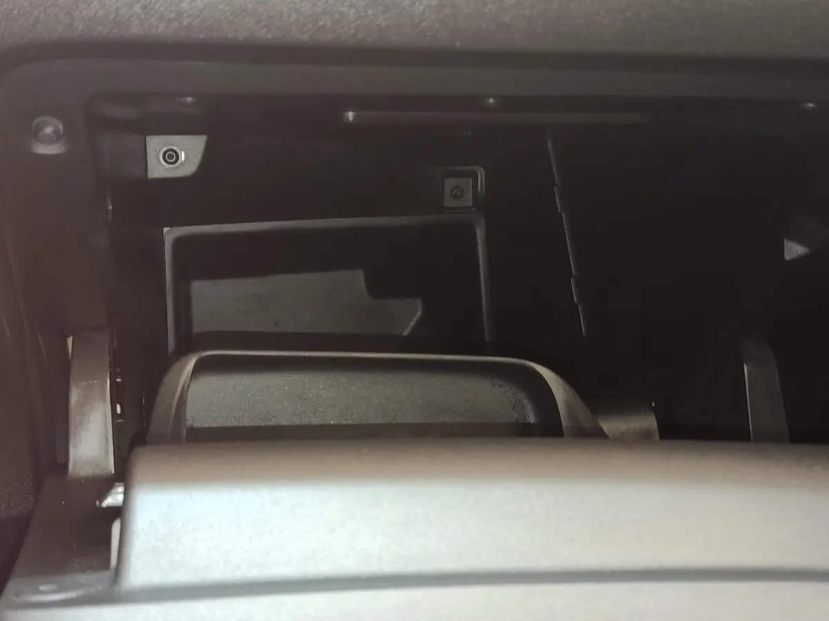Gros plan intérieur sur la boîte à gants ouverte de la Peugeot 2008 PureTech 100 S&S Allure Pack 2021.