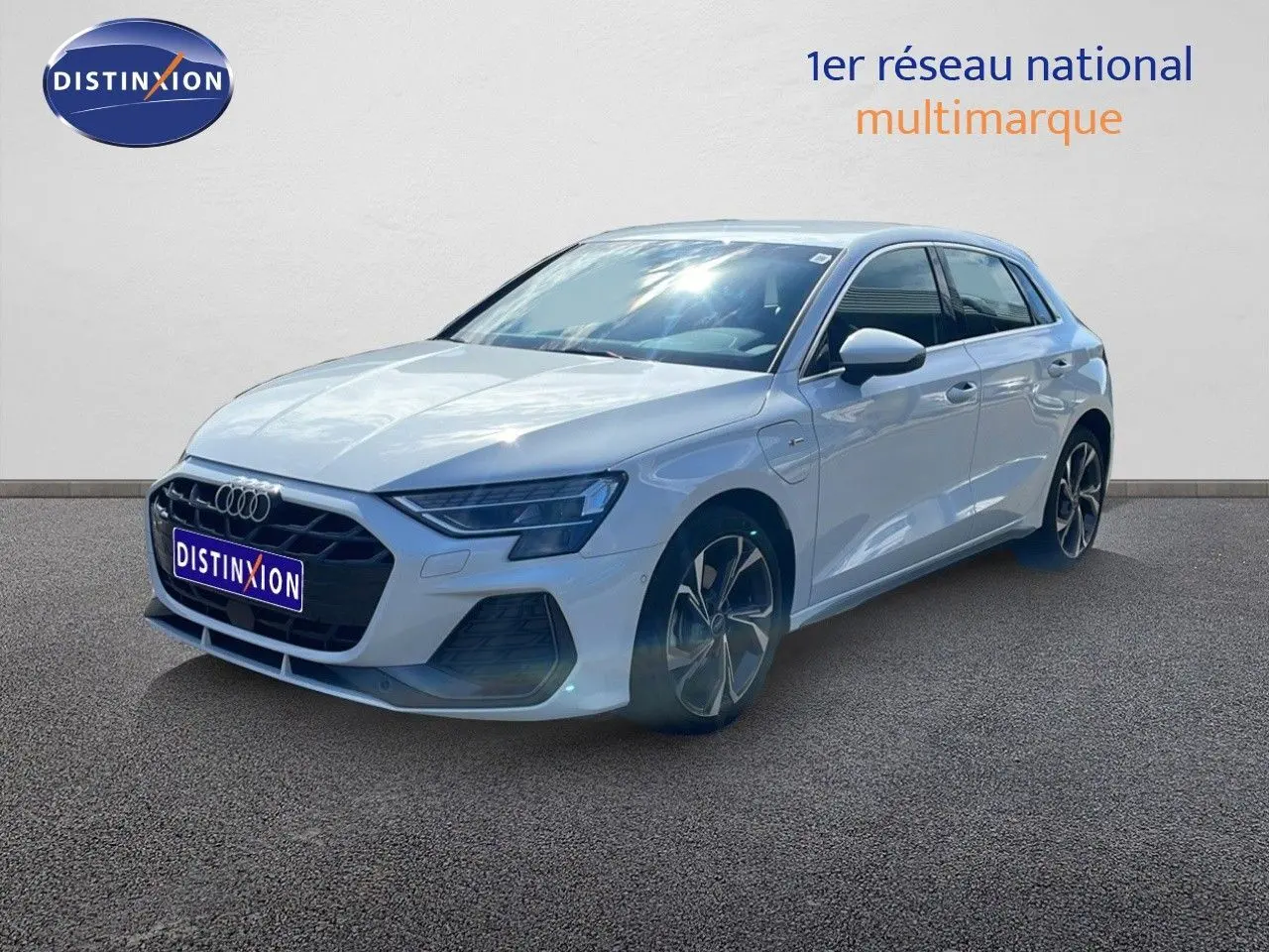 Audi A3 Sportback blanc Ibis vue 3/4 avant droit, avec jantes alliage et calandre noire distinctive.