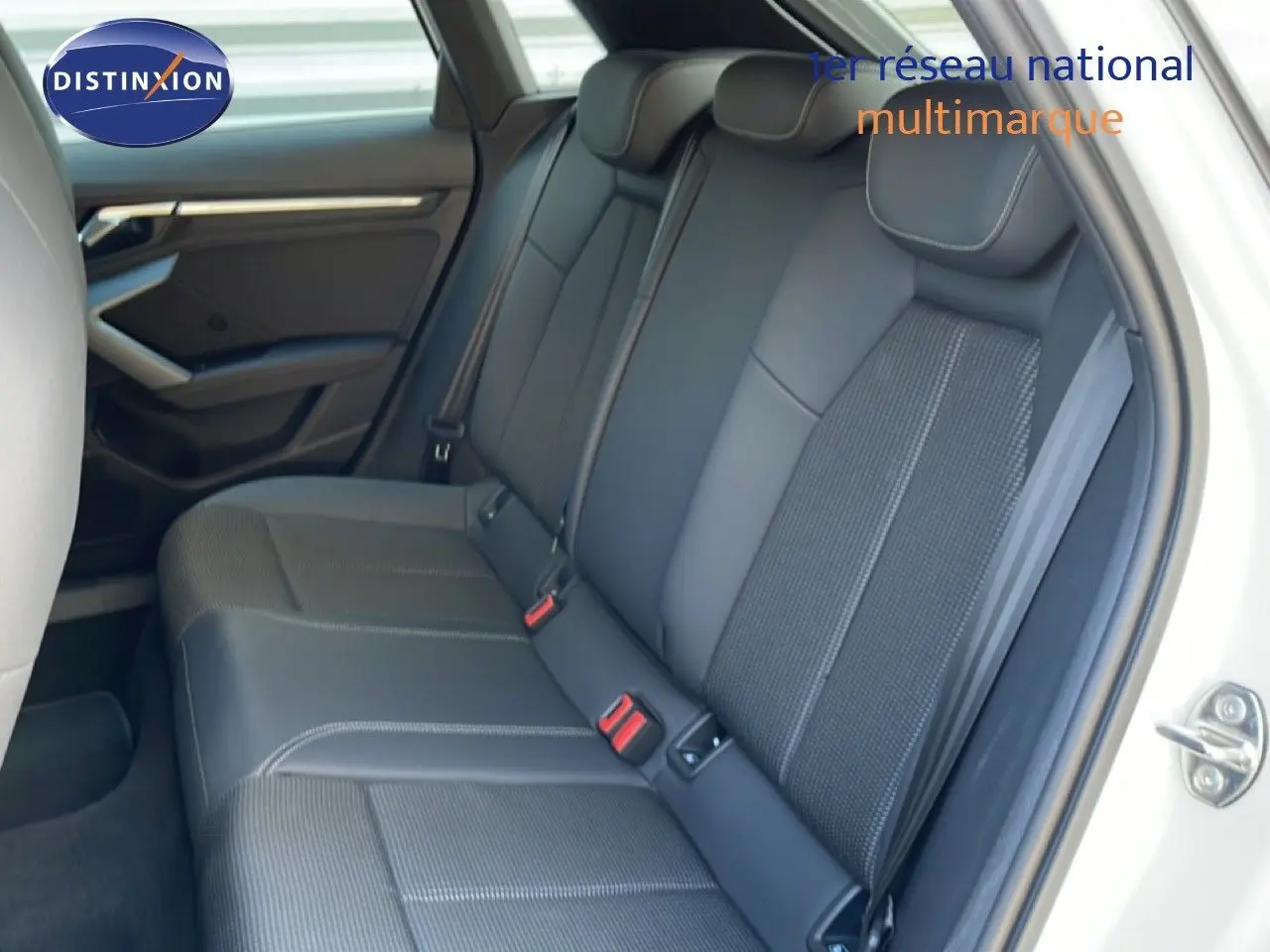 Vue intérieure côté droit des sièges arrière en tissu et cuir gris noir de l'Audi A3 Sportback blanc Ibis 2025 hybride rechargeable.