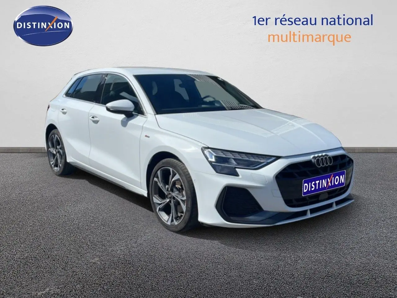 Audi A3 Sportback blanc Ibis en 3/4 avant droit, version hybride rechargeable S-Line avec jantes alliage distinctives.
