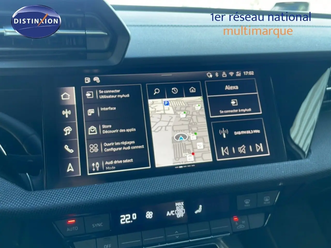 Écran tactile central de l'Audi A3 Sportback 40 TFSIe blanc, affichant navigation et options connectées.
