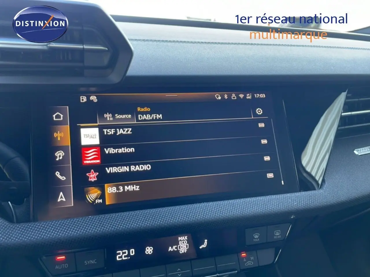Vue intérieure du tableau de bord de l'Audi A3 Sportback 2025 avec écran tactile radio et commandes climatisation.