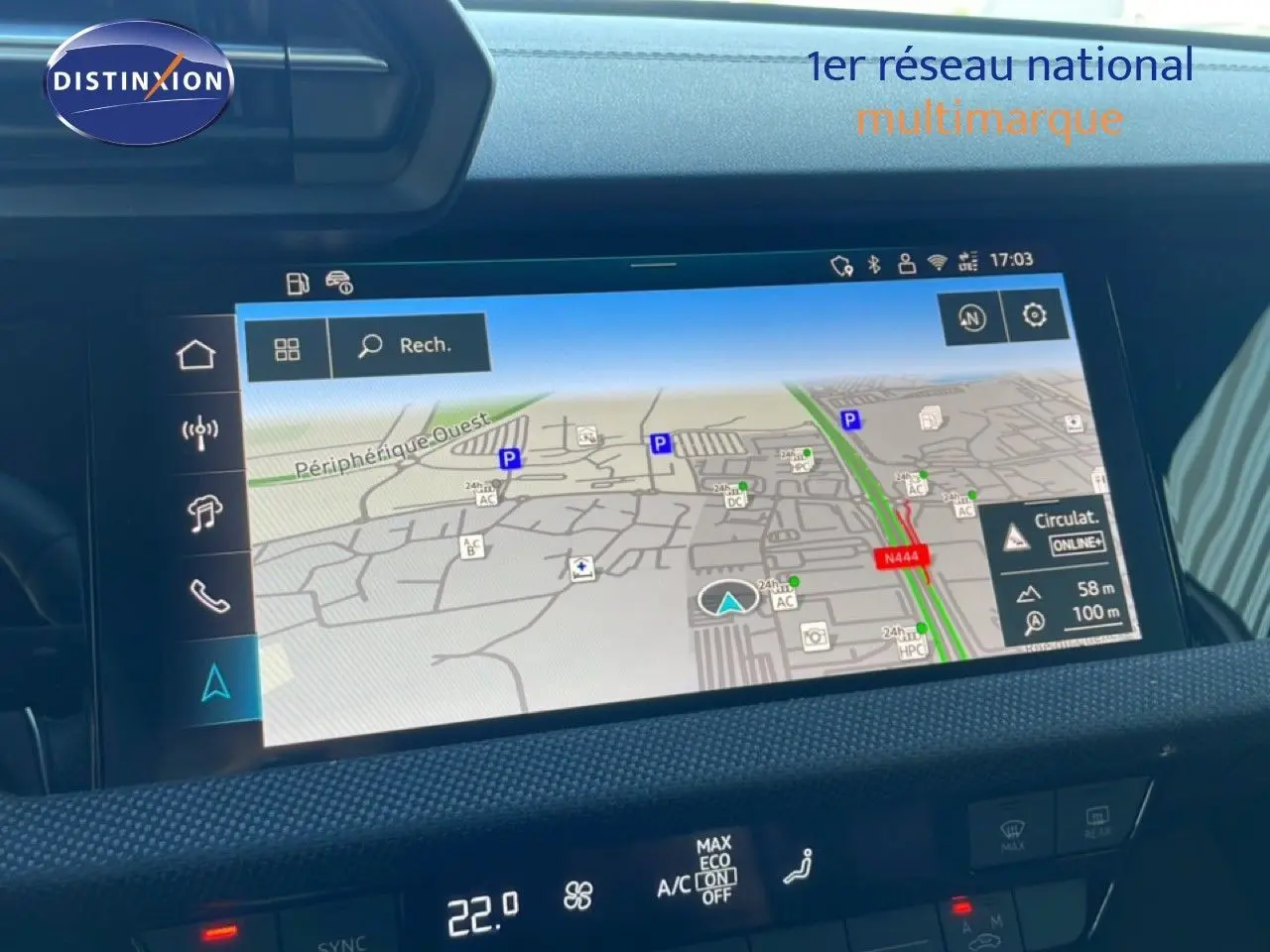 Écran tactile du système de navigation de l'Audi A3 Sportback 40 TFSIe blanc, vue intérieure centrée sur la console.