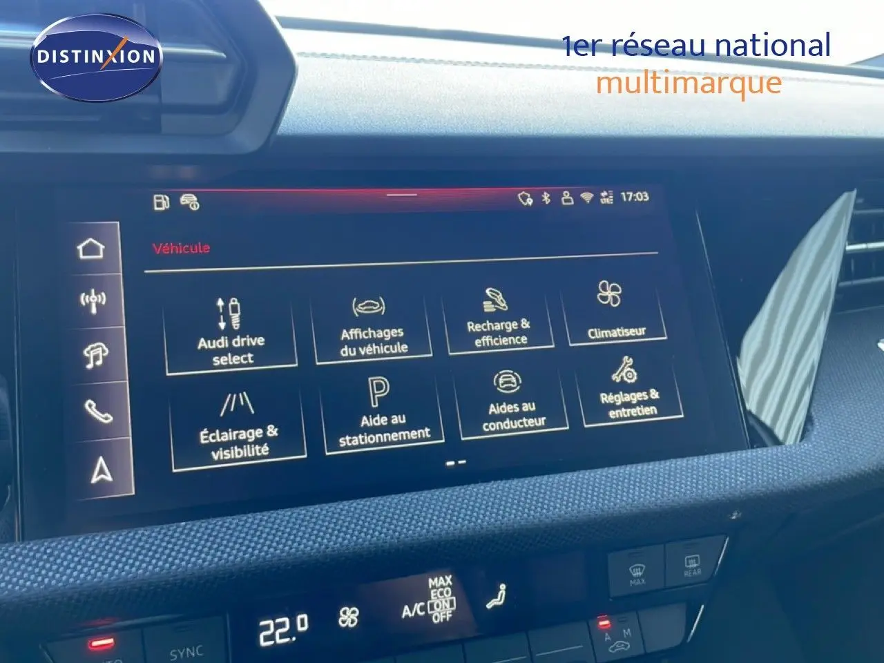 Vue rapprochée de l’écran tactile central de l’Audi A3 Sportback 2025 blanc Ibis, affichant les réglages du véhicule.