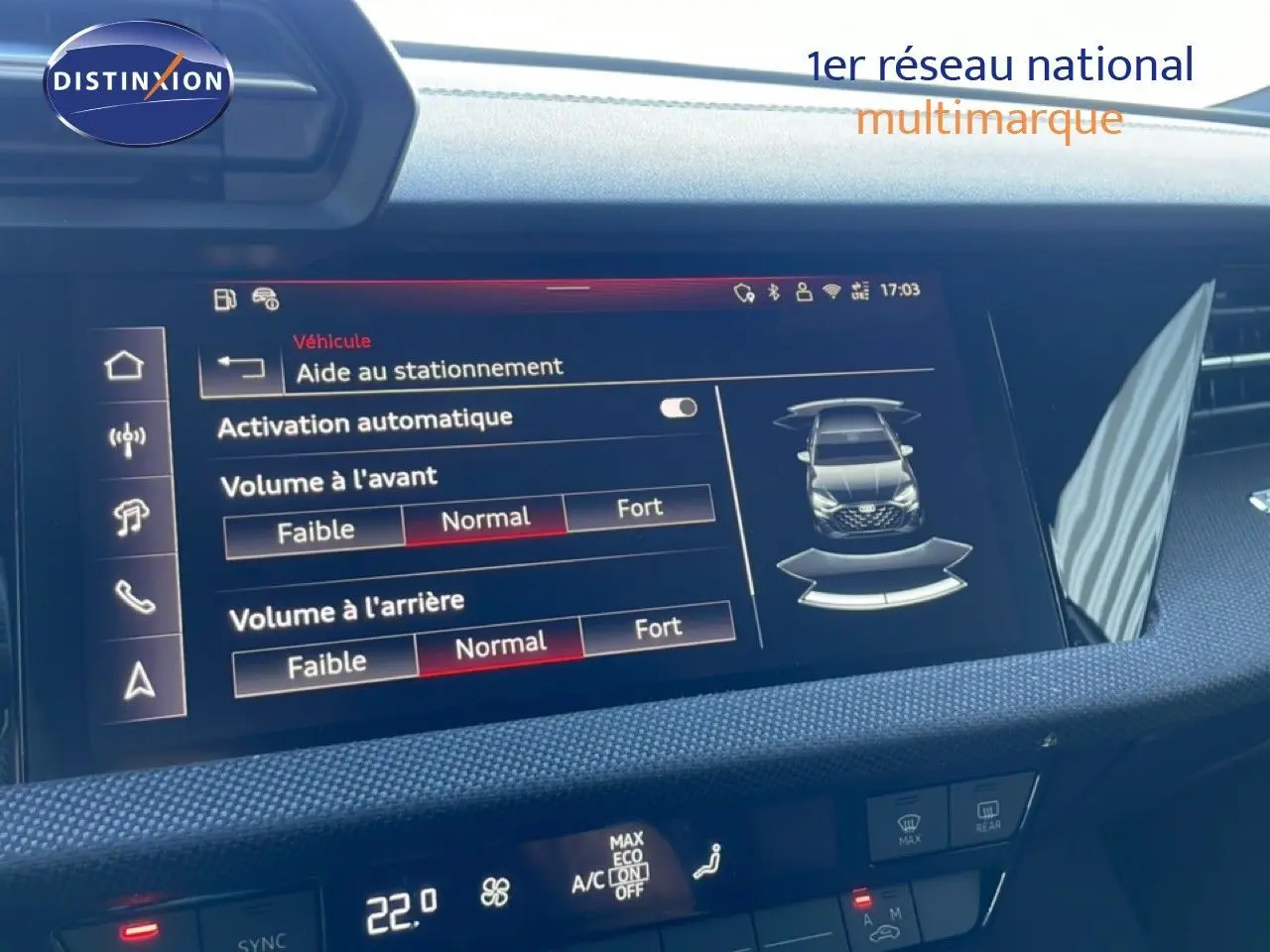 Écran tactile intérieur de l’Audi A3 Sportback blanc, affichant les réglages d’aide au stationnement et volume sonore.