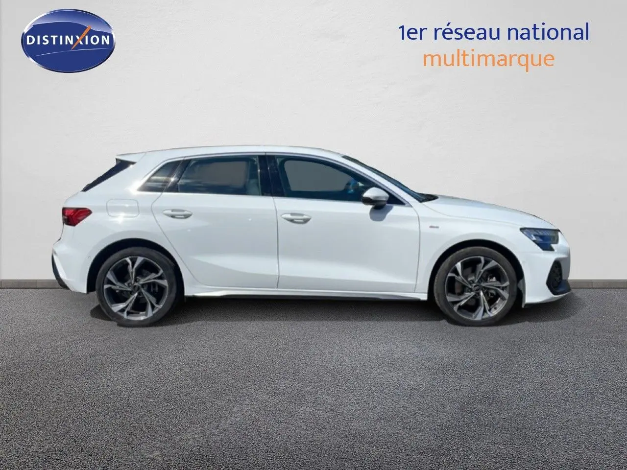 Audi A3 Sportback blanc Ibis vue de profil côté gauche, avec jantes alliage et finition S-Line visible.