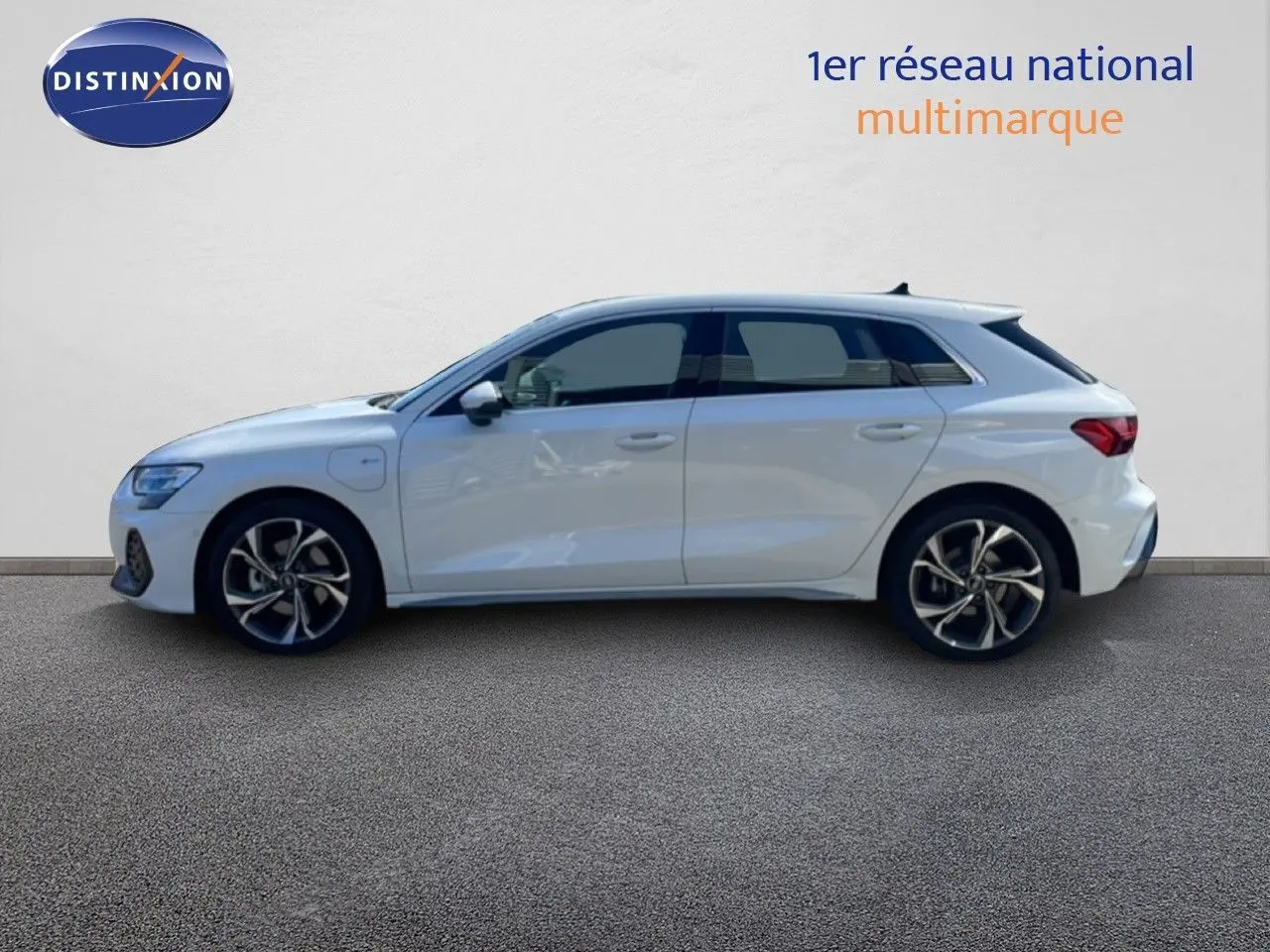 Audi A3 Sportback blanc Ibis vue de profil côté gauche, hybride rechargeable avec jantes alliage distinctives.
