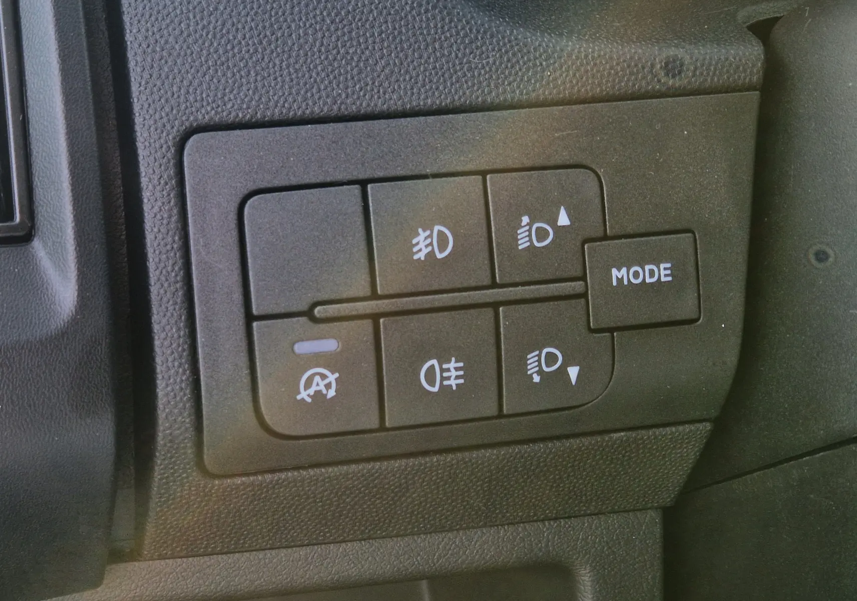 Panneau de commandes des phares et modes d'éclairage dans l'habitacle du Citroën Jumper blanc 2023.