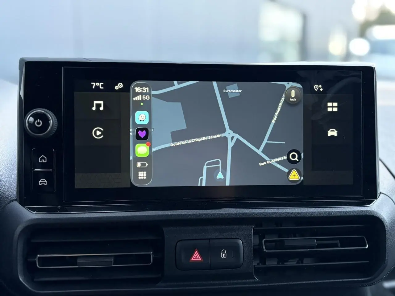 Écran tactile 10 pouces avec navigation et commandes intégrées sur tableau de bord noir du Citroën Berlingo Van XL 2025.