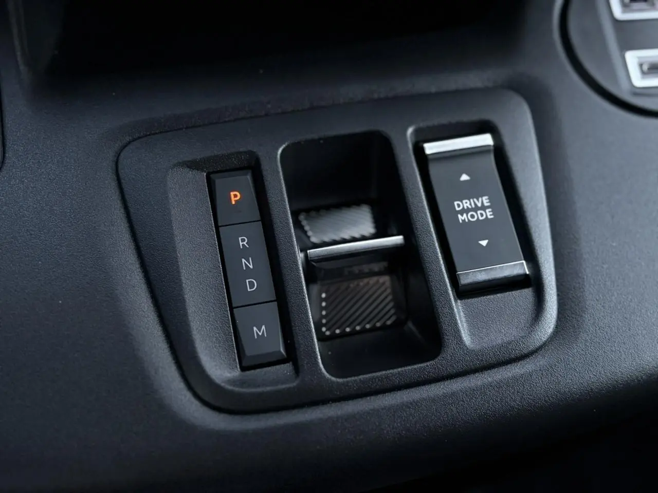 Gros plan sur la console centrale du Citroën Berlingo 2025 avec boutons de boîte auto et sélection mode de conduite.