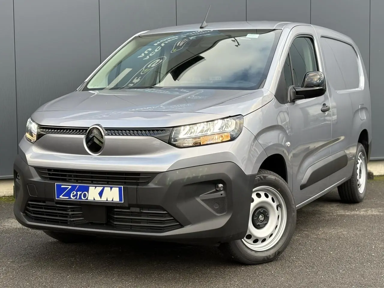 Citroën Berlingo Van XL gris Artense vu en 3/4 avant droit avec calandre noire et jantes tôles grises.