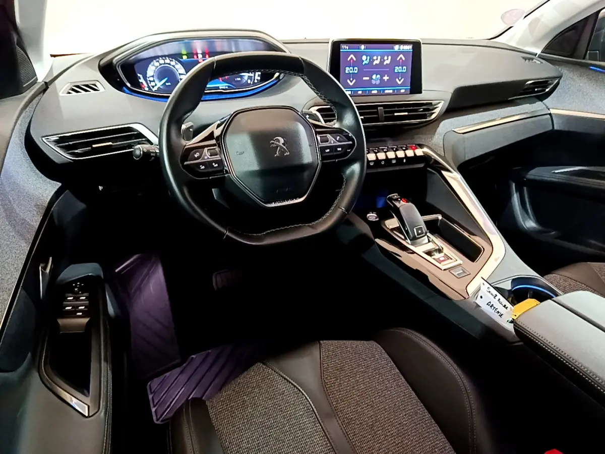 Intérieur du Peugeot 5008 Puretech 130, vue du poste de conduite avec volant cuir et écran tactile central.