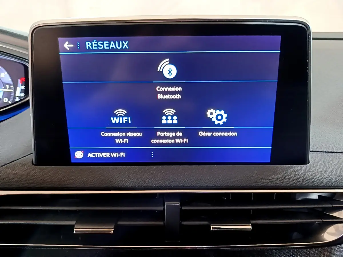 Écran tactile central affichant les options réseau Bluetooth et Wi-Fi du Peugeot 5008 gris clair, vue intérieure frontale.