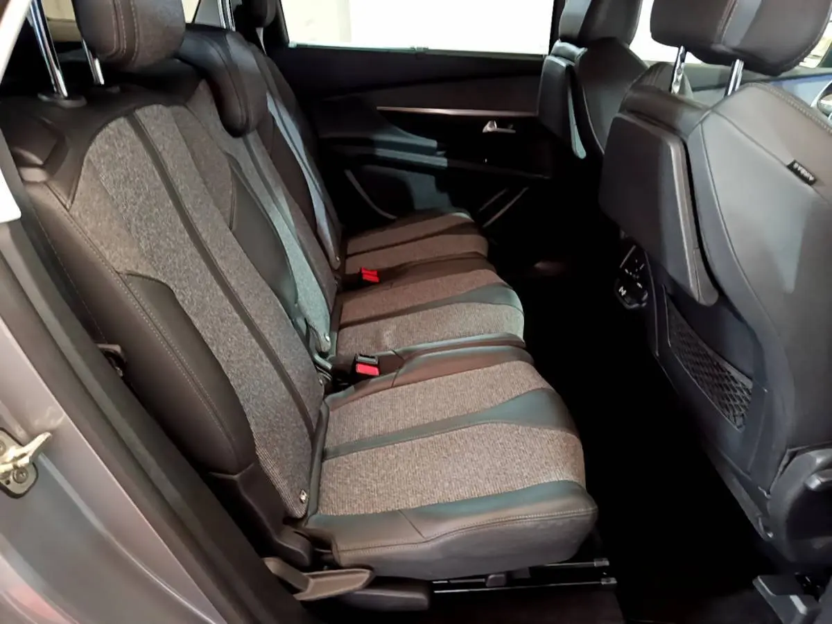 Vue latérale des sièges arrière gris et tissu noir du Peugeot 5008 Puretech 130 Allure 2020, avec appuie-têtes et ceintures visibles.