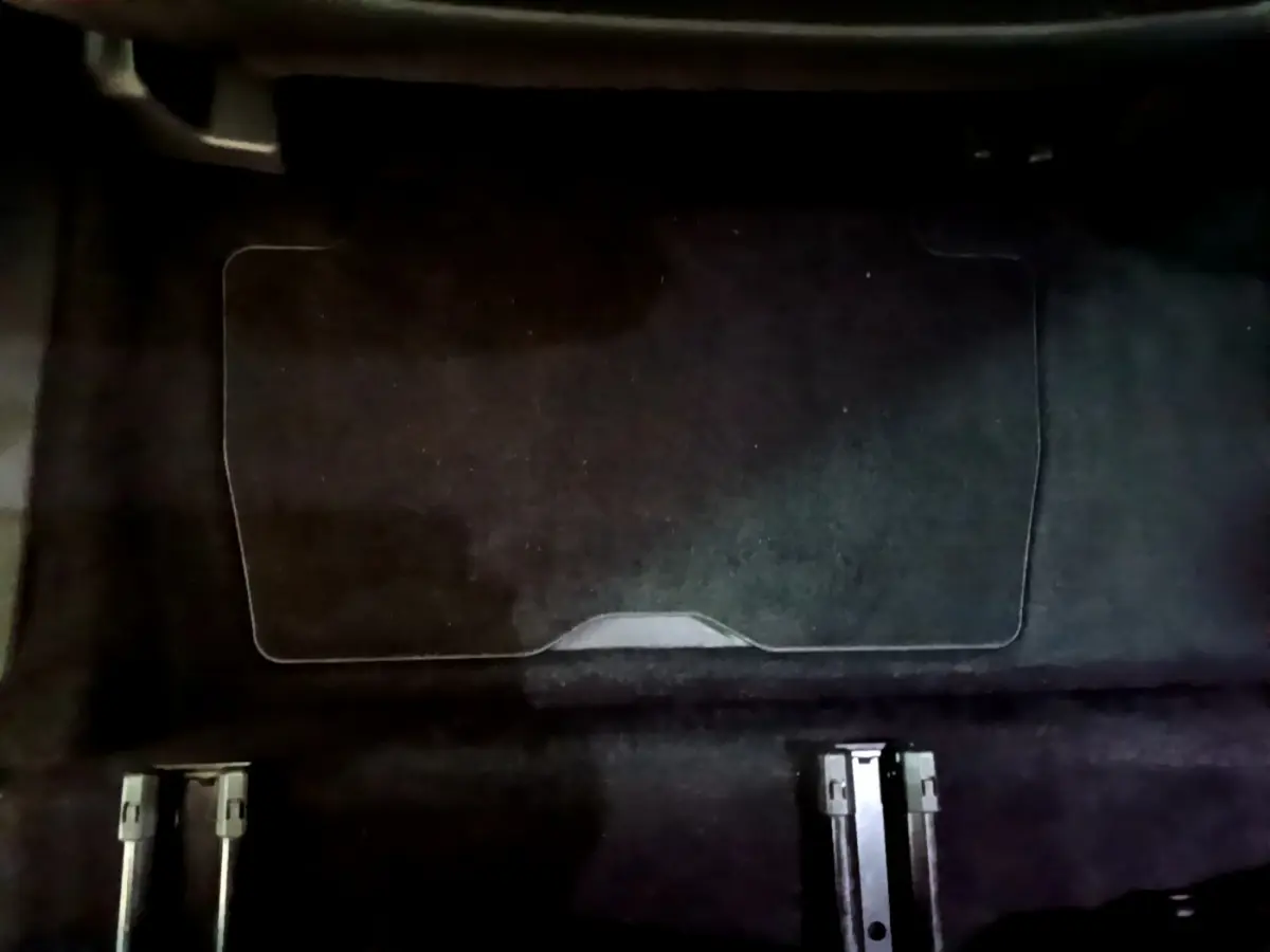 Gros plan sur le plancher plat noir de la 3ème rangée de sièges amovibles du Peugeot 5008 gris clair 2020