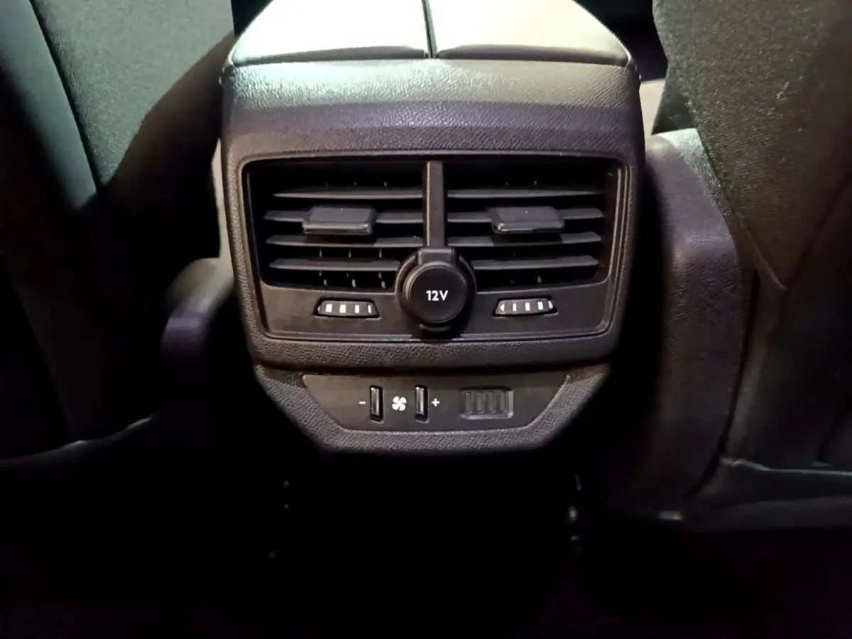 Vue rapprochée des aérateurs arrière et prise 12V noirs du Peugeot 5008 gris clair, version Puretech 130 Allure 2020