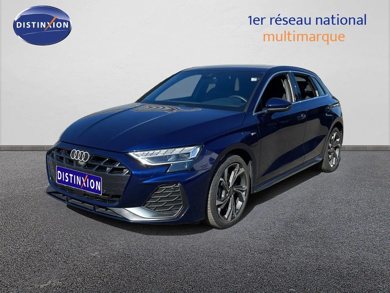 Audi A3 Sportback 40 TFSIe bleu Navarre métal vue 3/4 avant droit avec calandre noire et jantes alliage.