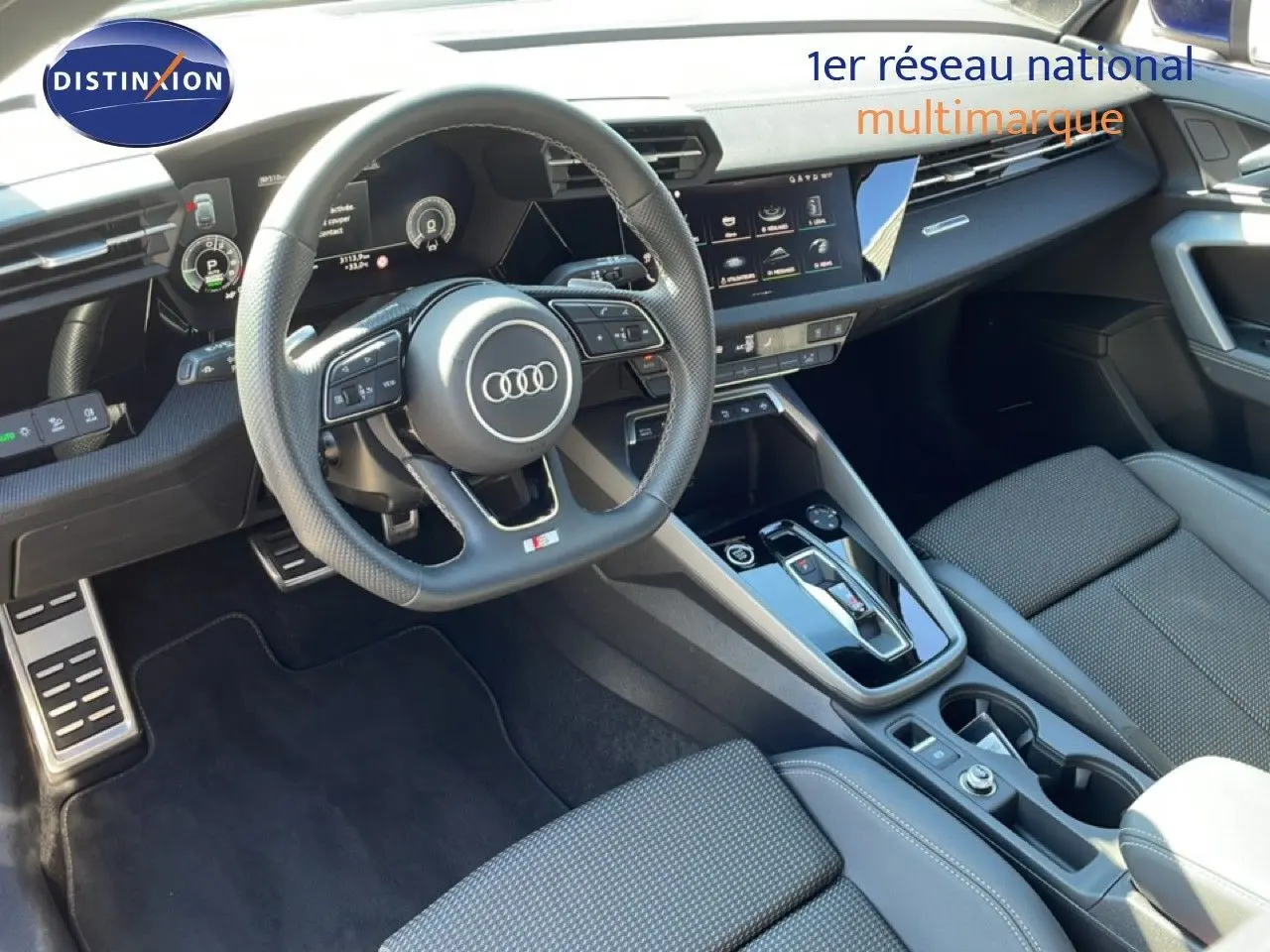 Vue intérieure de l'Audi A3 Sportback 40 TFSIe 2025, tableau de bord et volant multifonction en cuir noir.