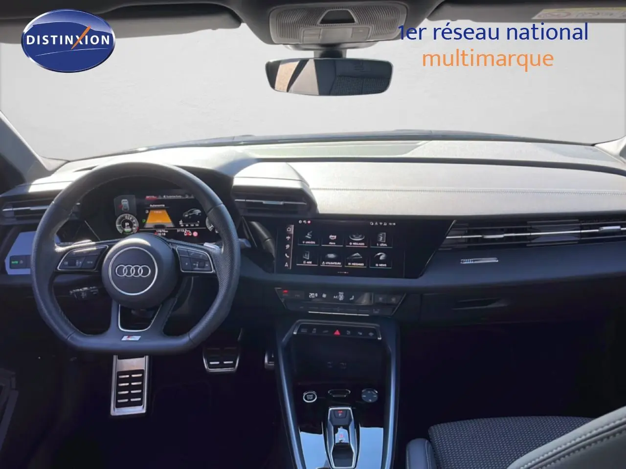 Vue intérieure frontale de l'Audi A3 Sportback 40 TFSIe 2025, tableau de bord et volant multifonction noirs.