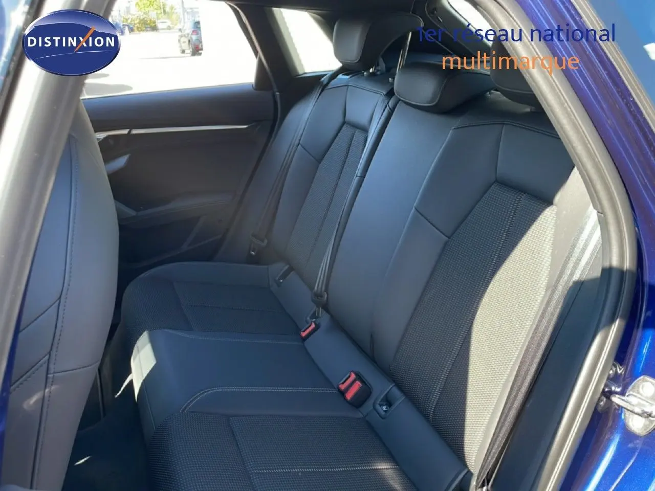 Vue intérieure côté droit des sièges arrière en tissu gris noir de l'Audi A3 Sportback bleu Navarre 2025.
