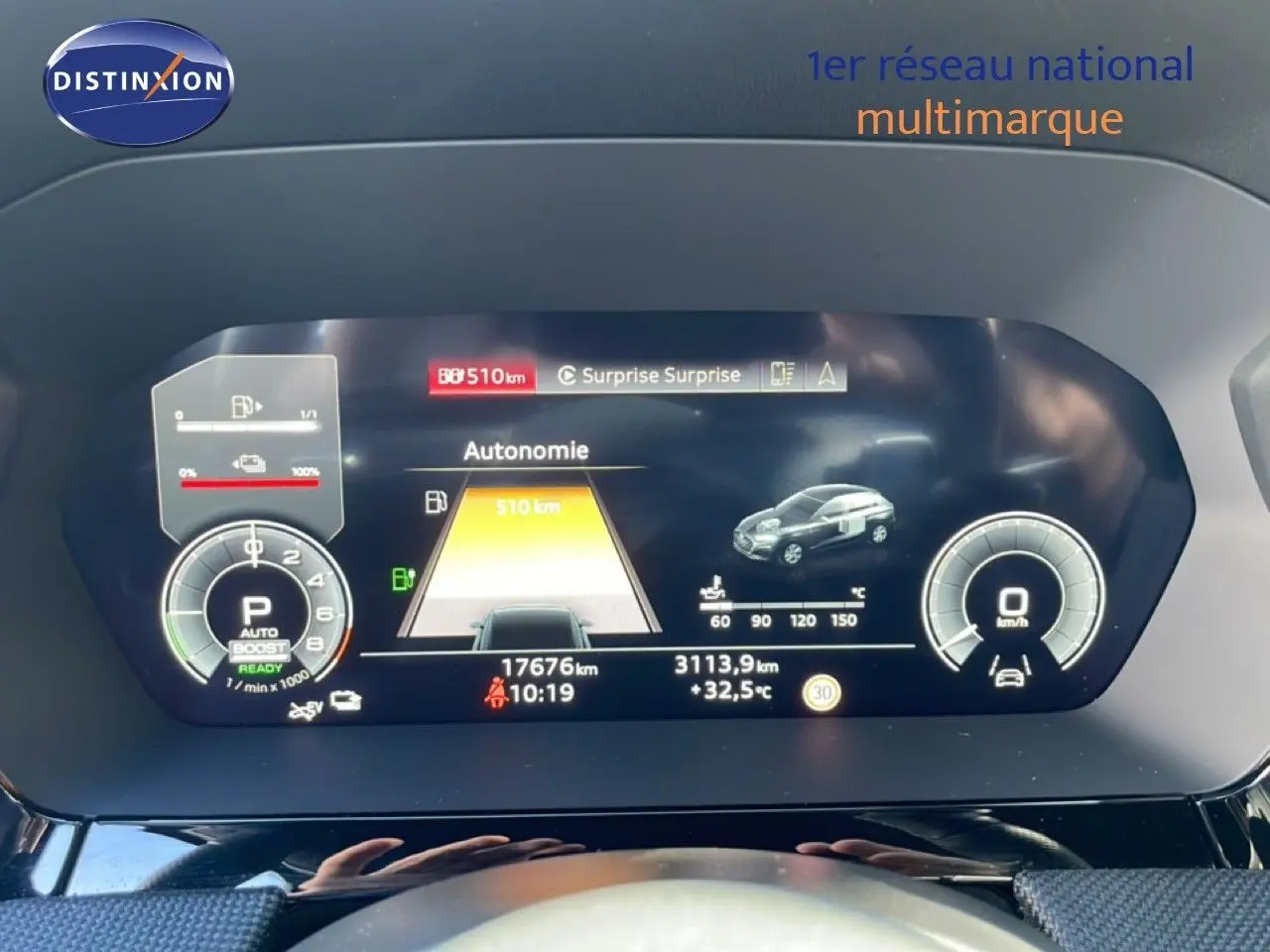 Tableau de bord numérique de l'Audi A3 Sportback 40 TFSIe, affichant l'autonomie et la vitesse à 0 km/h.