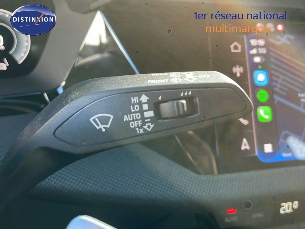 Gros plan sur la manette d’essuie-glace à gauche du volant dans l’habitacle de l’Audi A3 Sportback bleu Navarre 2025.