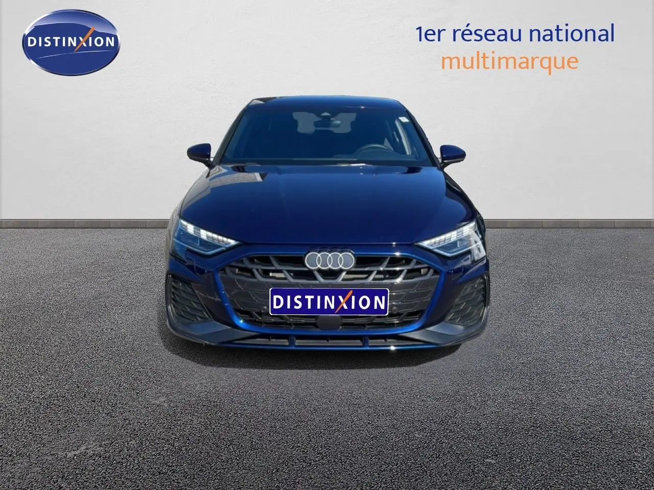 Vue frontale d'une Audi A3 Sportback 40 TFSIe S-Line bleu Navarre métallisé avec calandre hexagonale et phares LED.