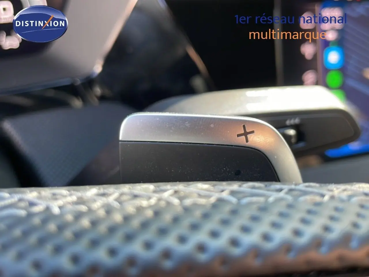 Gros plan sur la palette de changement de vitesse droite en aluminium dans l’habitacle de l’Audi A3 Sportback 2025.